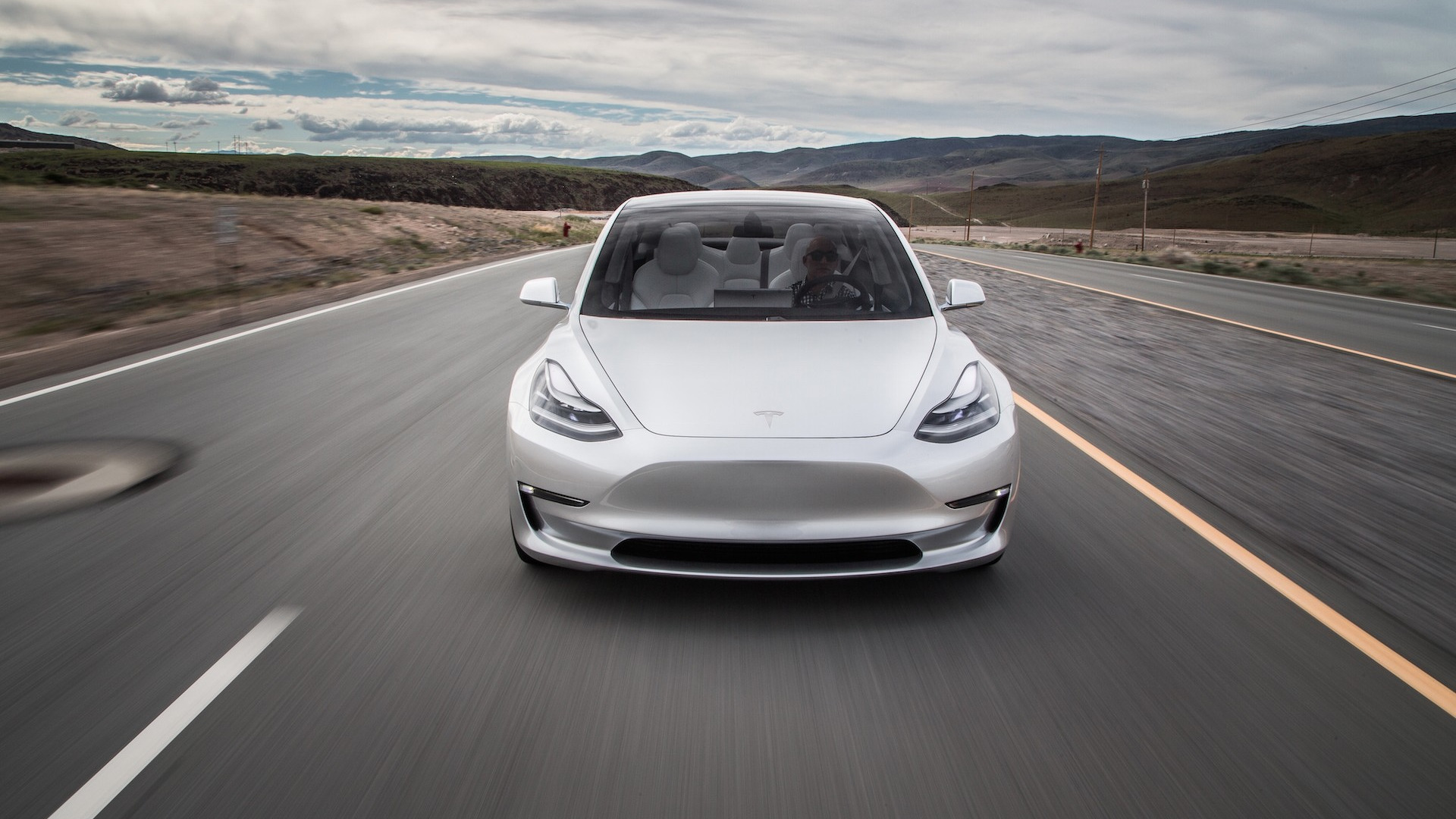 特斯拉Model 3官图公布: 配15英寸大号iPad