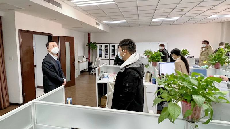 正数公司总经理杨晓宇亲切看望在岗员工-图片1
