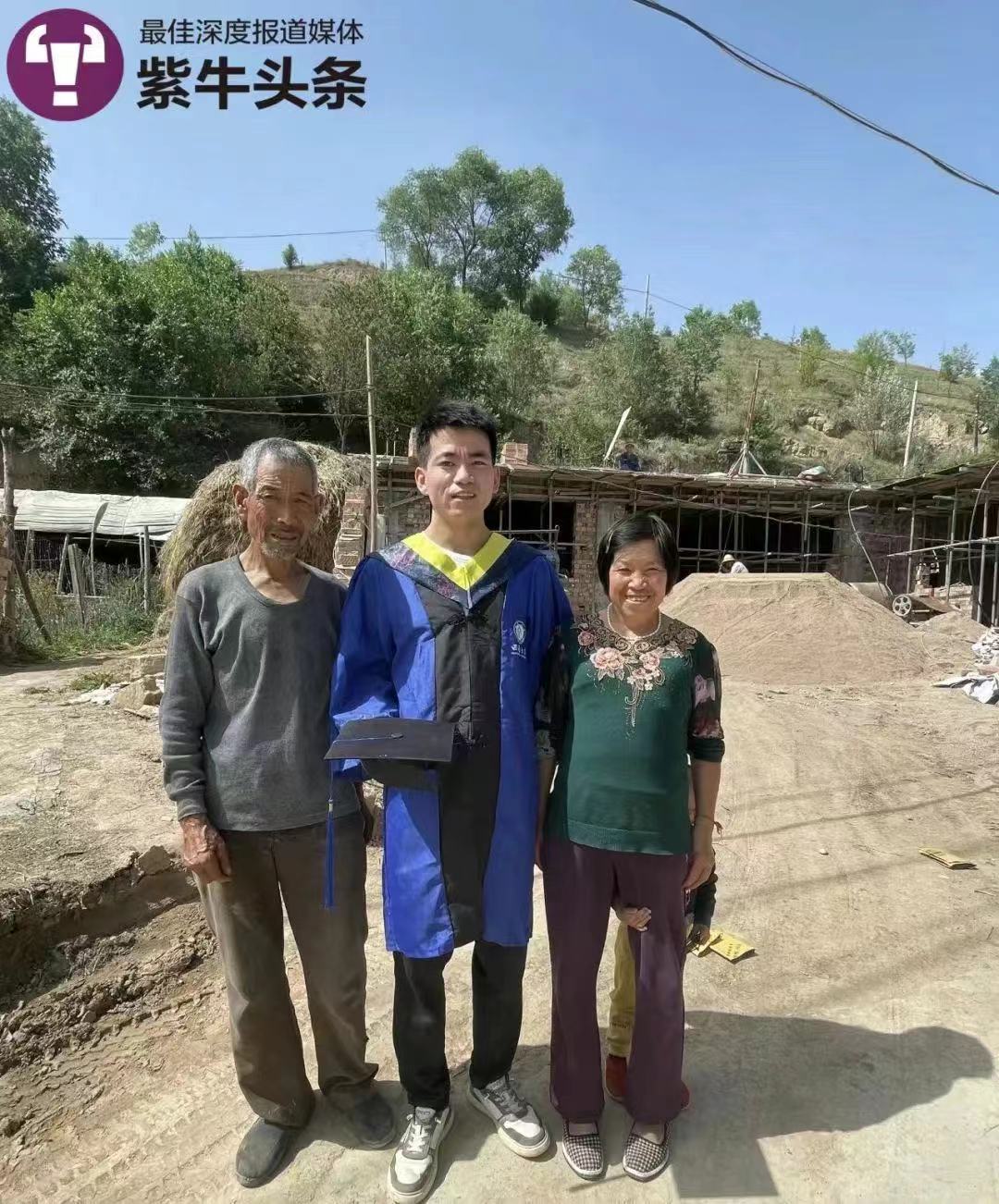 考取博士和父母土墙前合影的男孩：感恩父母，感谢年少时雪地中读书的自己-图片3