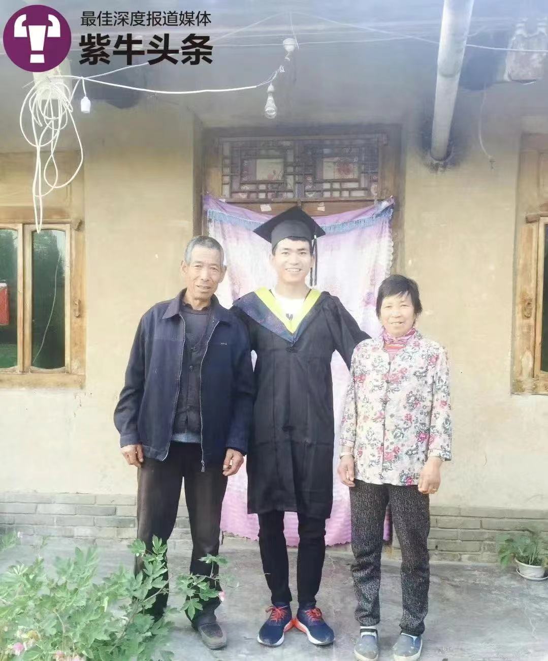 考取博士和父母土墙前合影的男孩：感恩父母，感谢年少时雪地中读书的自己-图片7