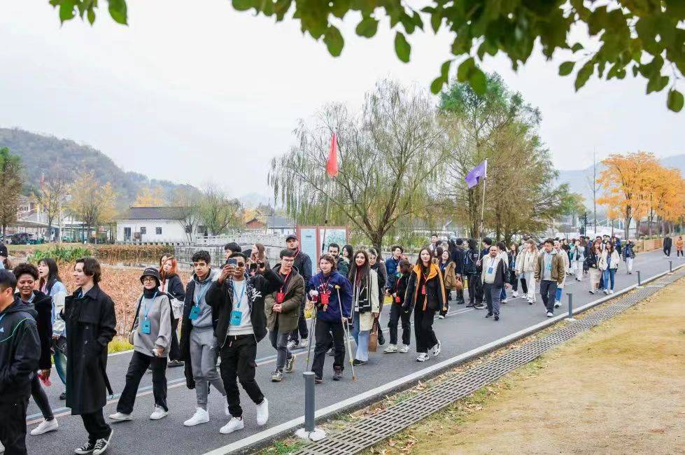 250名在浙留学生赴安吉观中国音乐节  浙音干武东书记宣布开幕-图片1