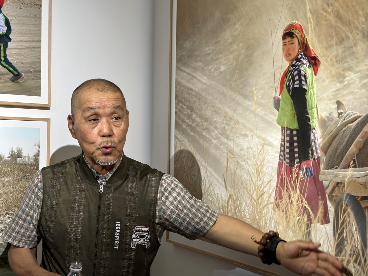 纪实摄影展还原感人“脱贫故事” ——摄影展《拾年——达里雅博依．沿河而徙 刘辉影像作品展》广东台山开幕-图片2
