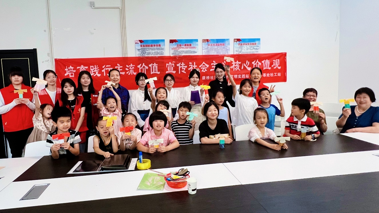 探寻传统服饰文化之美 “鸾彩马面”服饰文化大讲堂走进郑州市康桥社区-图片1
