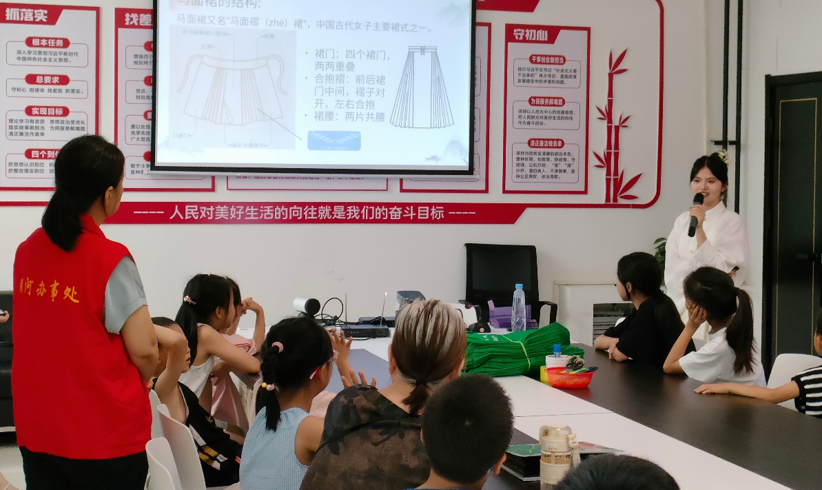 探寻传统服饰文化之美 “鸾彩马面”服饰文化大讲堂走进郑州市康桥社区-图片2