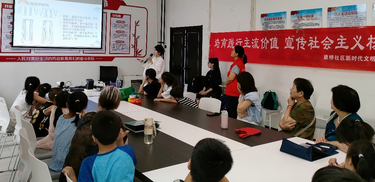 探寻传统服饰文化之美 “鸾彩马面”服饰文化大讲堂走进郑州市康桥社区-图片2