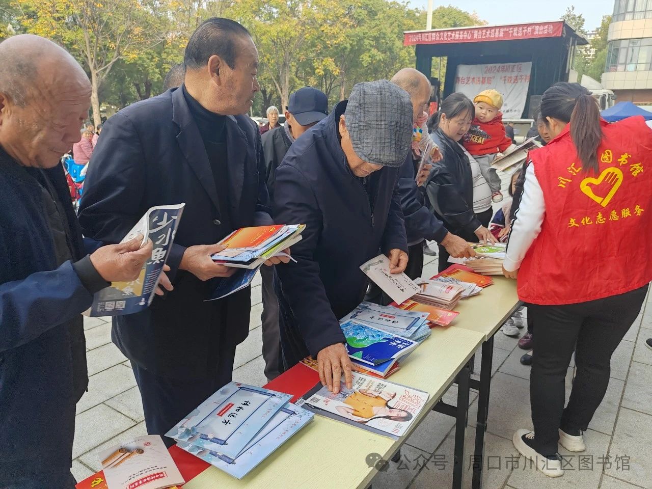 河南周口市川汇区图书馆开展“送书进社区 惠民暖人心”志愿服务活动
