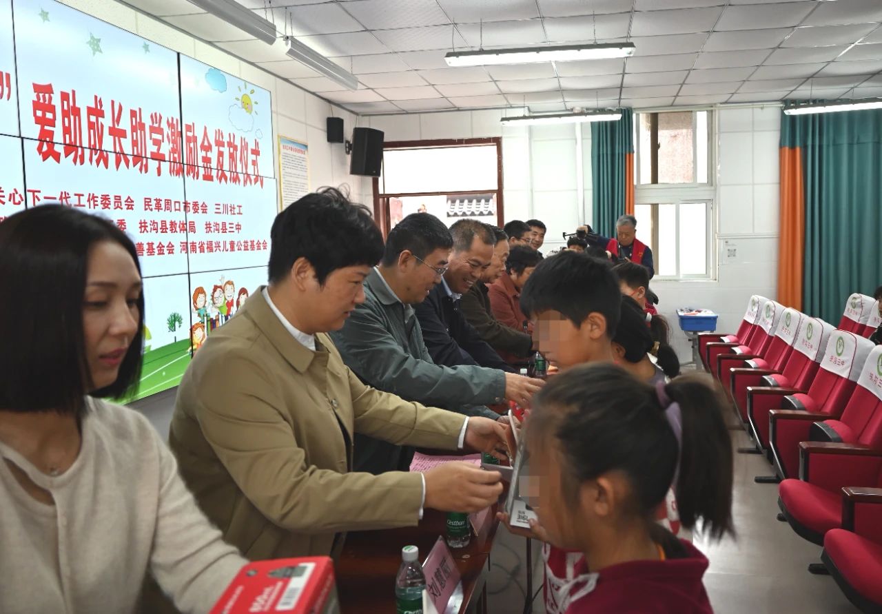 民革周口市委会举行“博爱·牵手”爱助成长助学激励金发放仪式-图片3