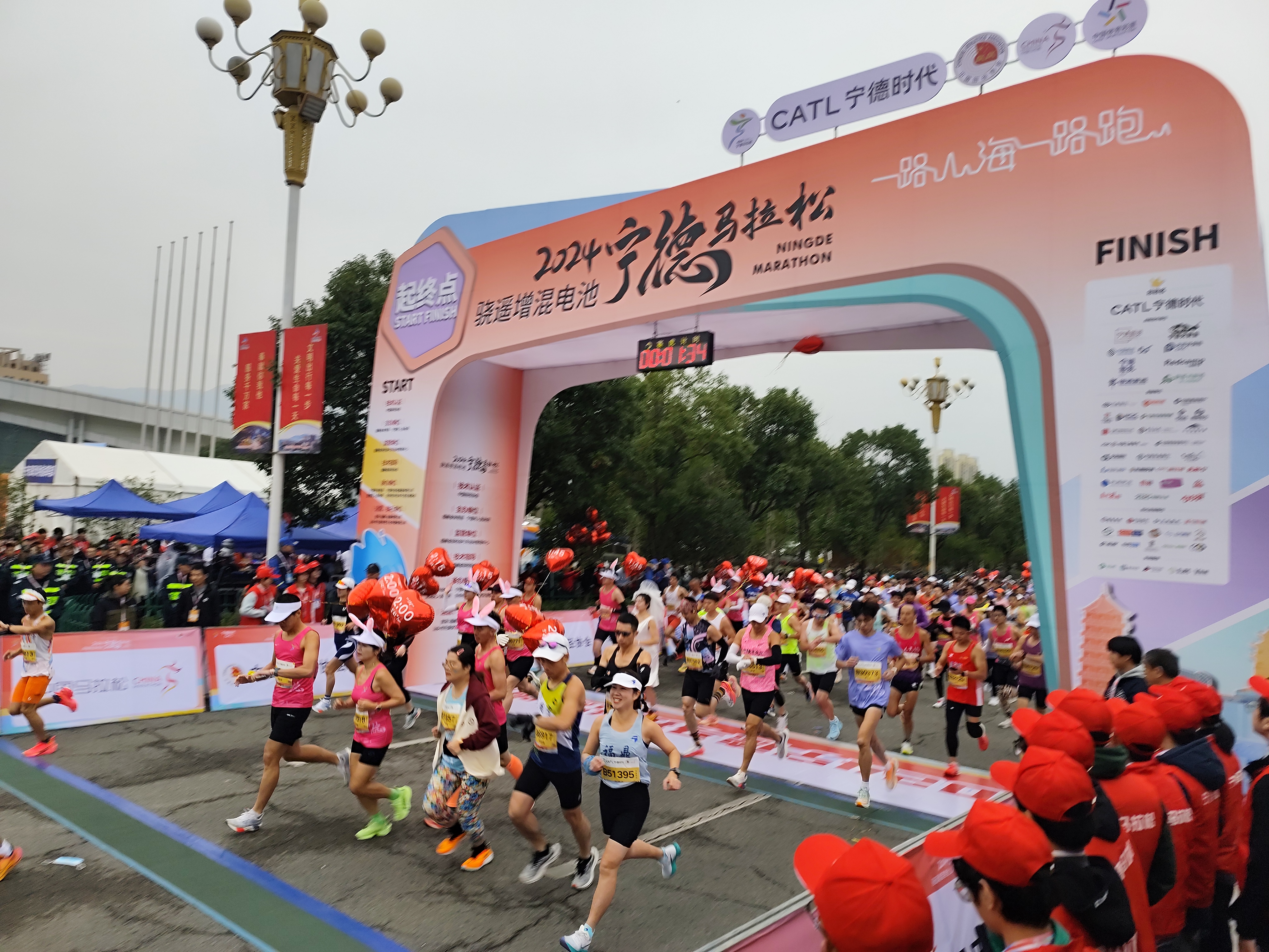 “骁遥增混电池·2024宁德马拉松”燃情开跑:1.3万跑友共赴山海之约!-图片1