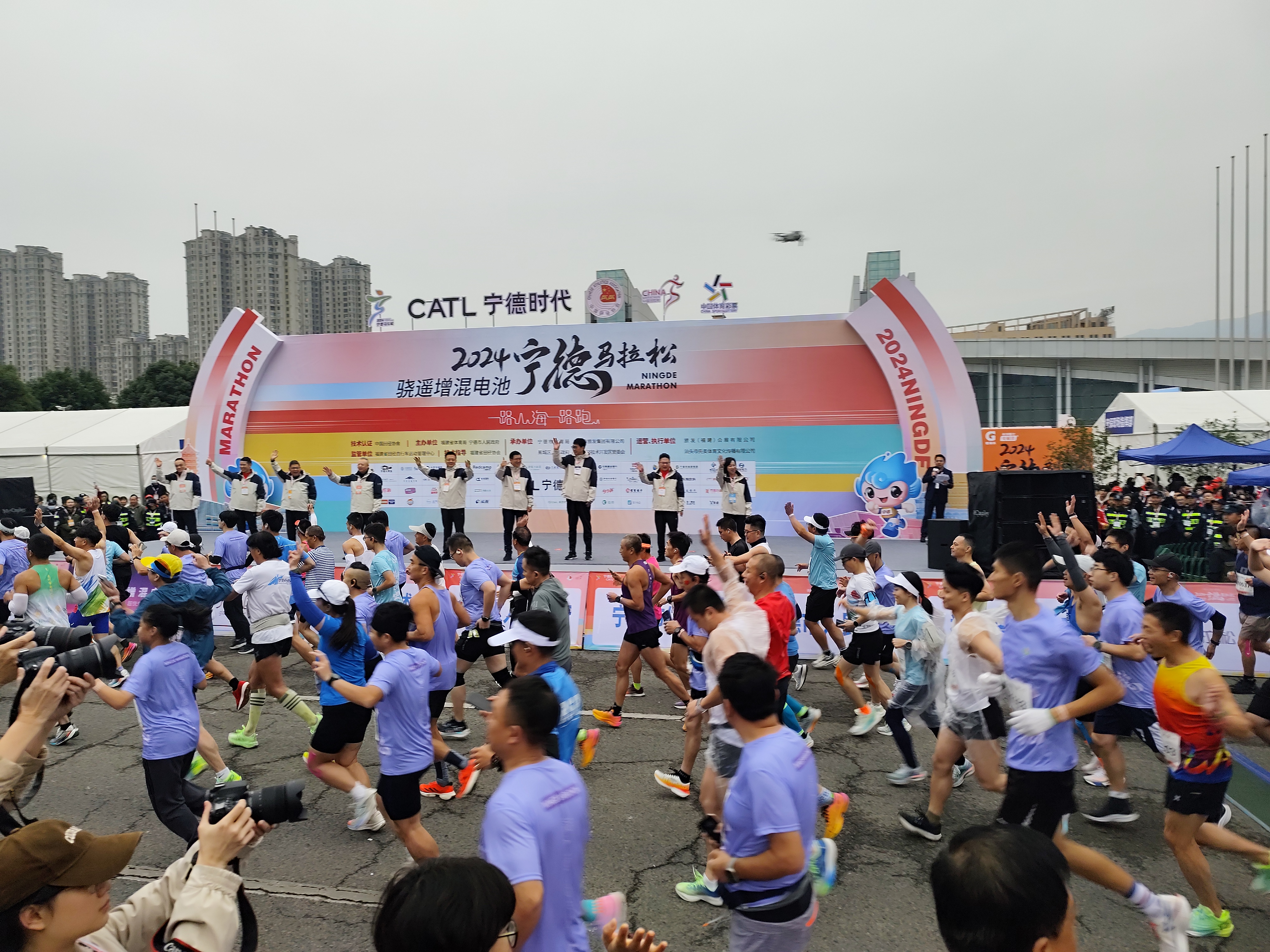 “骁遥增混电池·2024宁德马拉松”燃情开跑:1.3万跑友共赴山海之约!-图片2