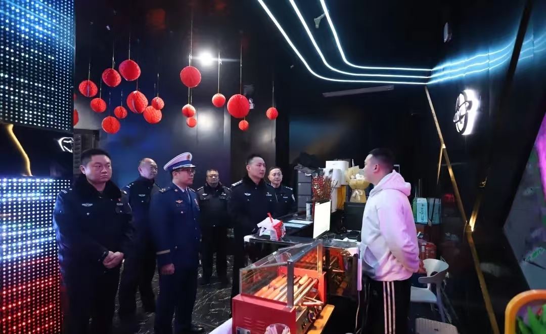 河南太康公安局长查场所：保商家安全经营 让群众平安过节