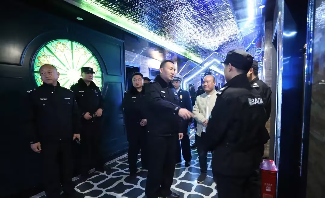 河南太康公安局长查场所：保商家安全经营 让群众平安过节