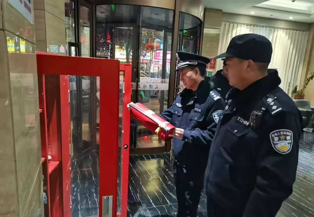 河南太康公安局长查场所:保商家安全经营 让群众平安过节