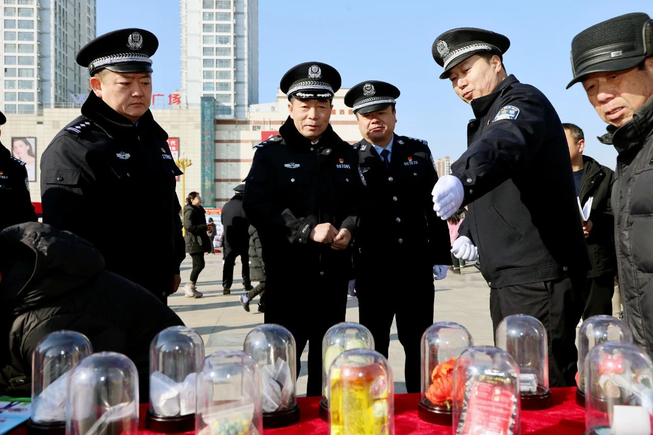 中国人民警察节丨周口市公安局开展庆祝第五个中国人民警察节暨“110宣传日”集中宣传活动-图片1