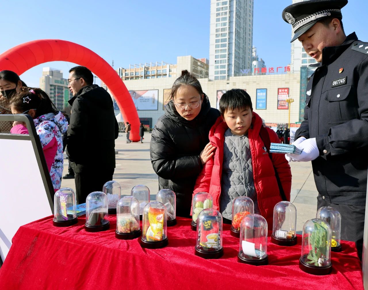 中国人民警察节丨周口市公安局开展庆祝第五个中国人民警察节暨“110宣传日”集中宣传活动-图片2