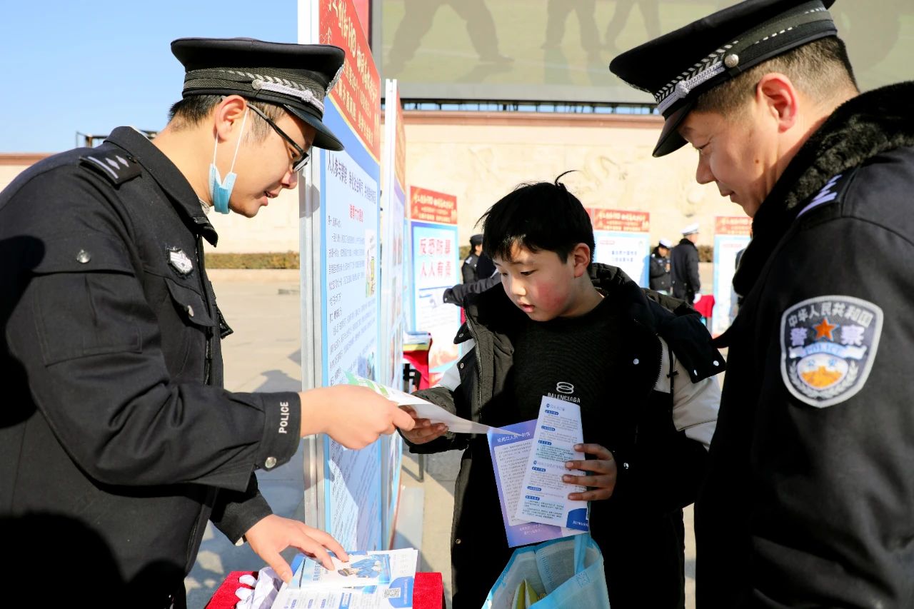 中国人民警察节丨周口市公安局开展庆祝第五个中国人民警察节暨“110宣传日”集中宣传活动-图片3