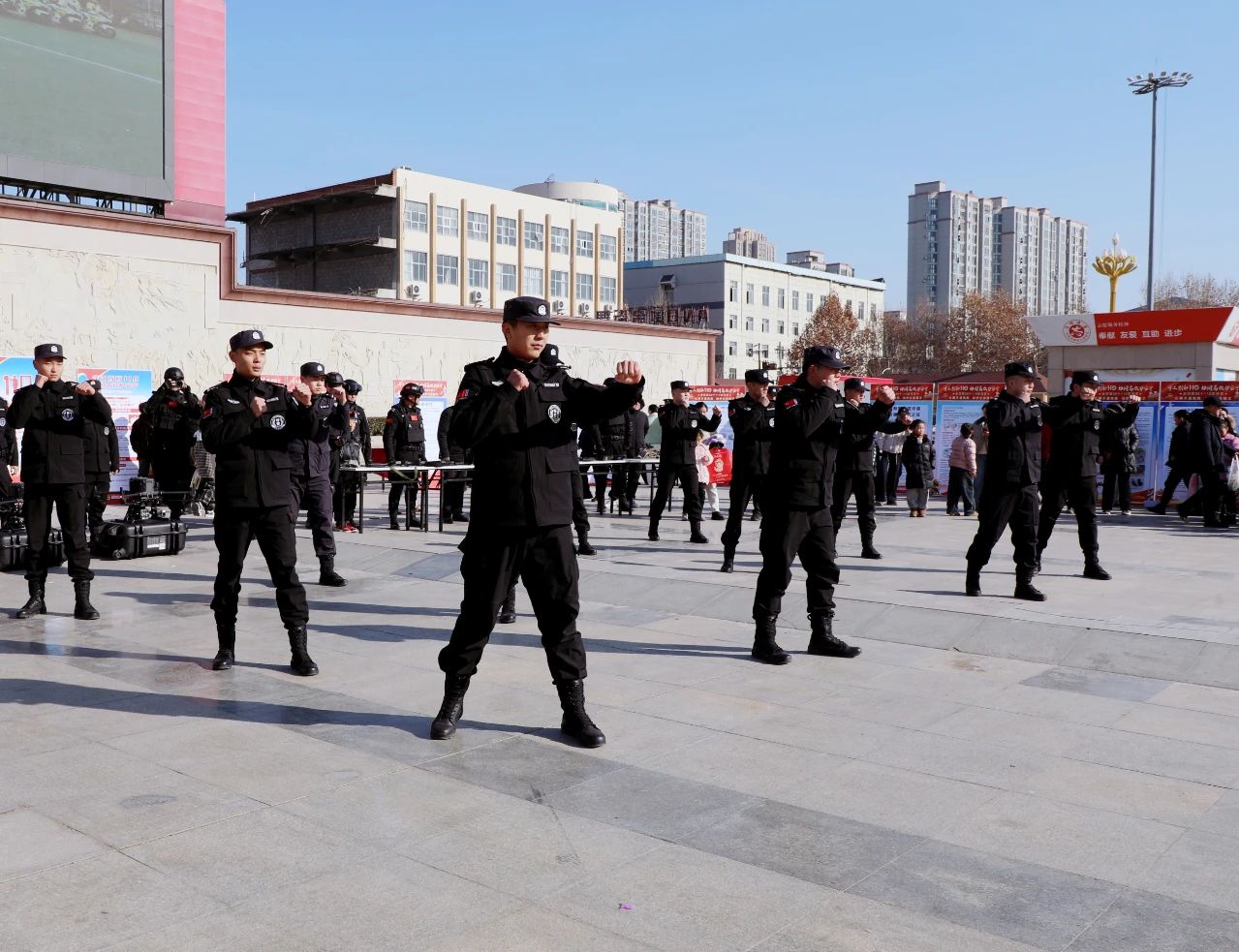 中国人民警察节丨周口市公安局开展庆祝第五个中国人民警察节暨“110宣传日”集中宣传活动-图片4