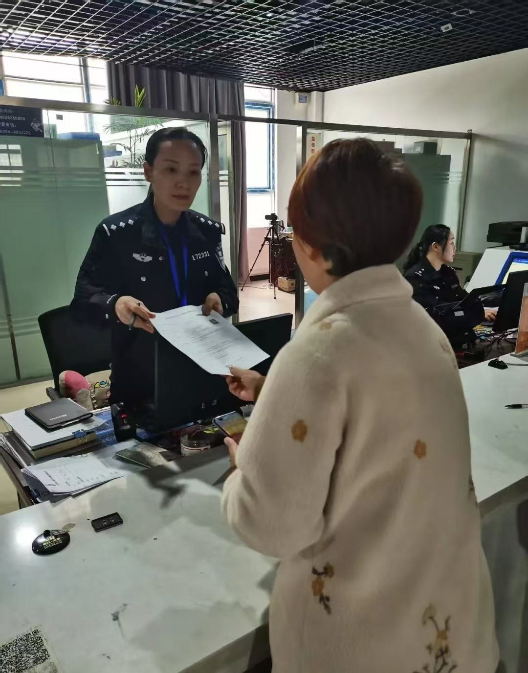 河南太康公安标兵榜王春霞 把阳光洒在政务窗口上-图片2