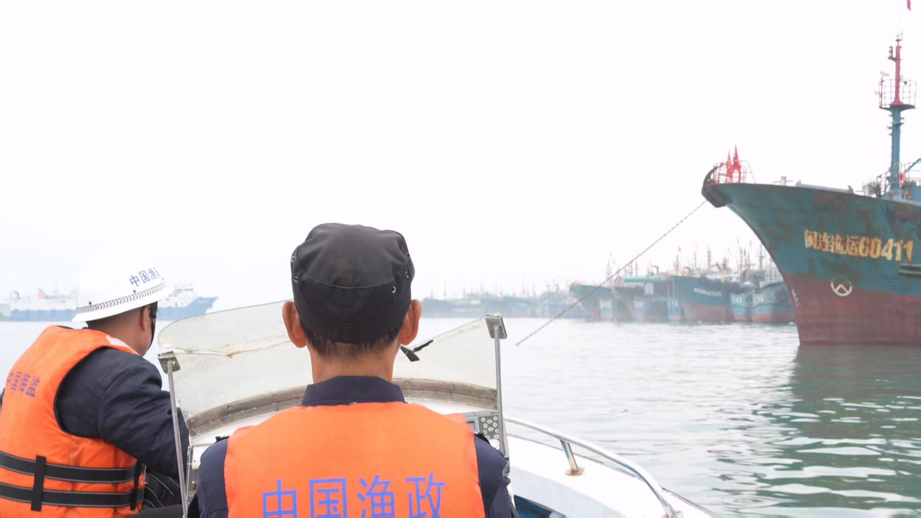 2025年福建海洋伏季休渔专项执法行动全面启动   10693艘渔船进港伏休-图片5