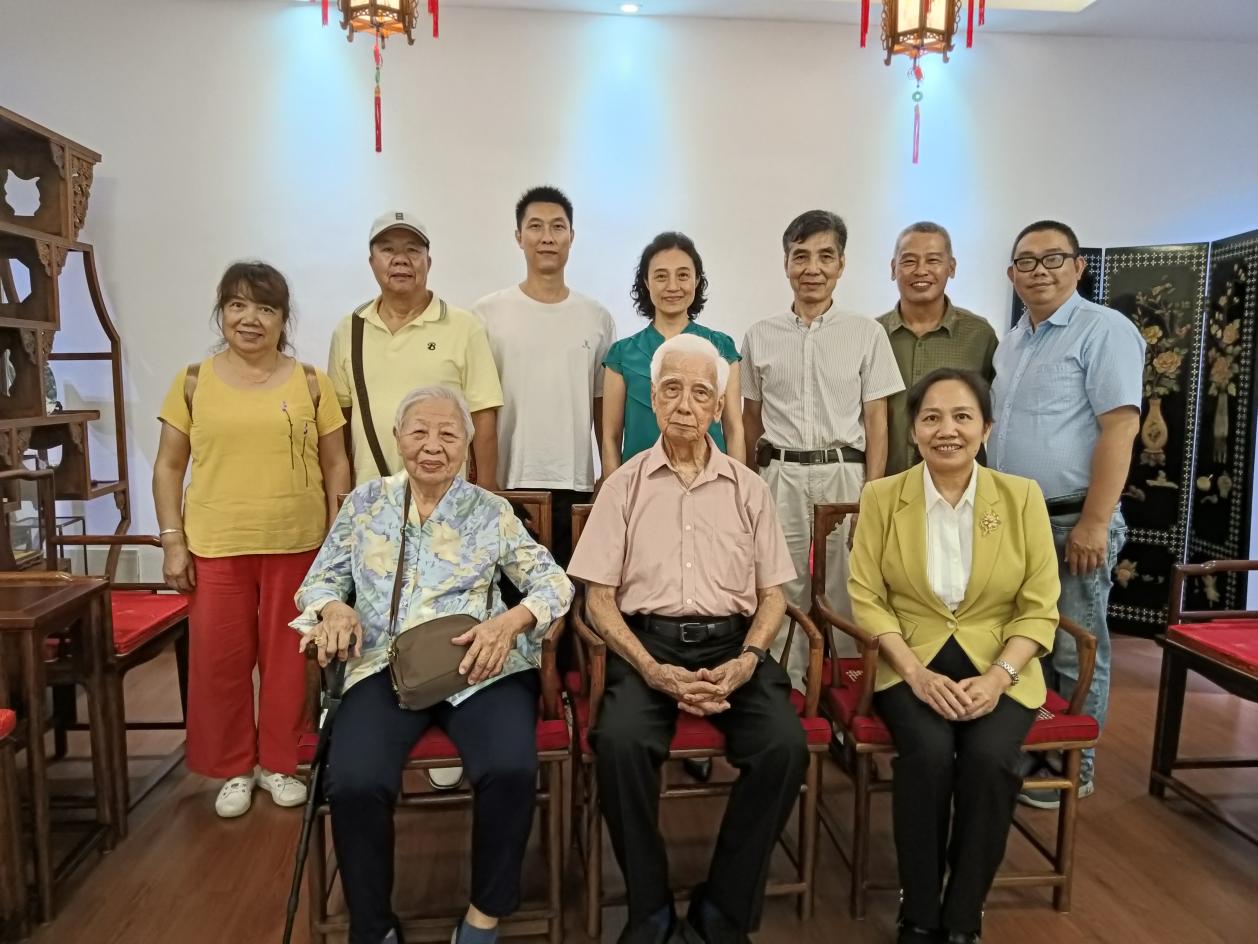 爱国华侨郑潮炯后代亲属回乡访问