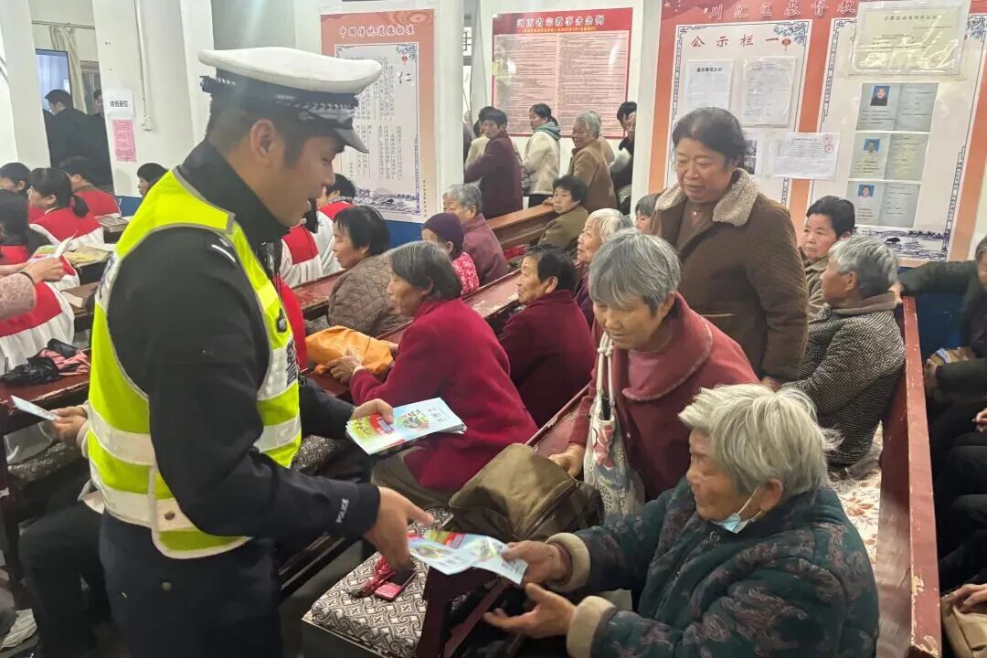 河南周口交警持续开展“美丽乡村行”交通安全巡回宣讲活动-图片2