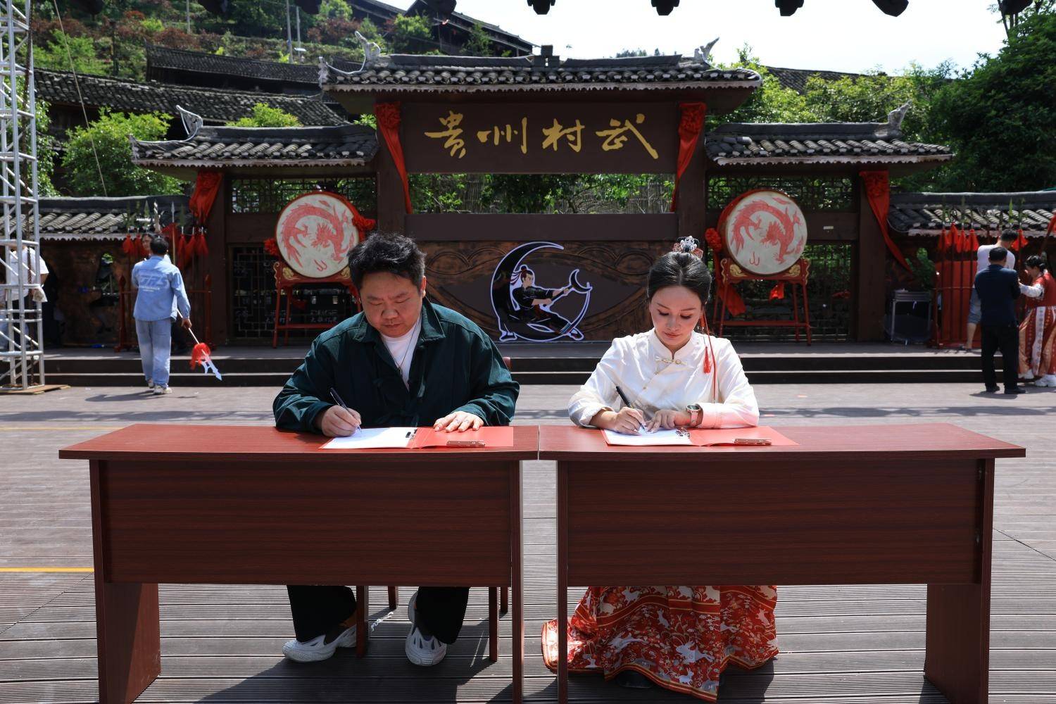 贵州村武天柱县“功夫村”开擂 世界冠军张美煊受聘名誉总教头-图片1